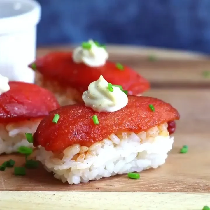 Nigiri vegano de 'atún' de tomate