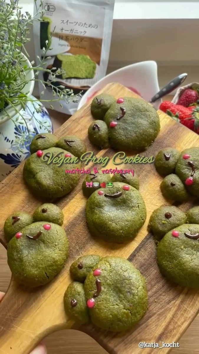 Galletas rana de matcha y frambuesa