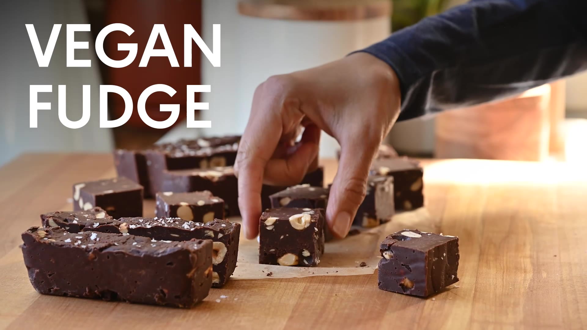 Cuadrados de fudge vegano de chocolate y avellanas